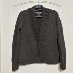 Fenn Wright Manson Merino Wool Green Cardigan Size Medium FLAWED